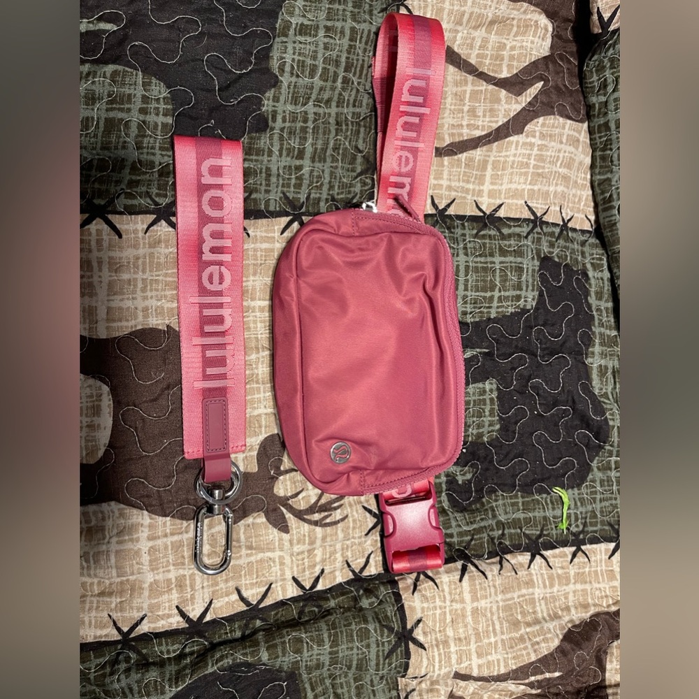 Lululemon BeltBag 1L & Neverlost Keychain